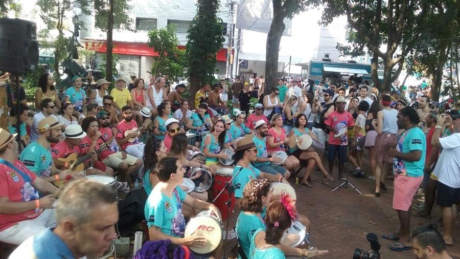 19.fev.2017 - Bloco Chinelo de Dedo faz sua estreia no Carnaval de São Paulo, no bairro de Pinheiros - Jussara Soares/UOL