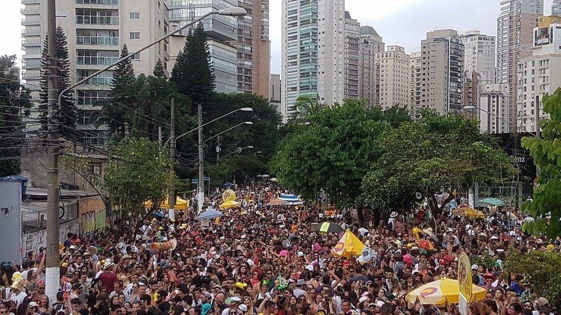 O bloco sertanejo "Pinga Ni Mim" já está bombando na rua Hélio Pellegrino, em Moema - Caio Marin/UOL