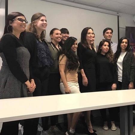 Angelina Jolie posa com alunos da London School of Economics - Reprodução/Twitter