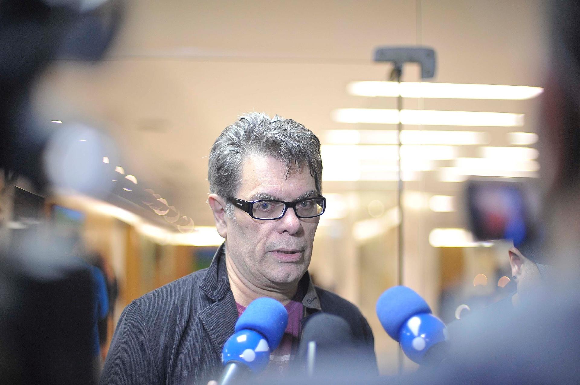 Roger, do Ultraje a Rigor, comparece ao velório de Kid Vinil na Assembleia Legislativa de Sao Paulo - Reinaldo Canato/UOL