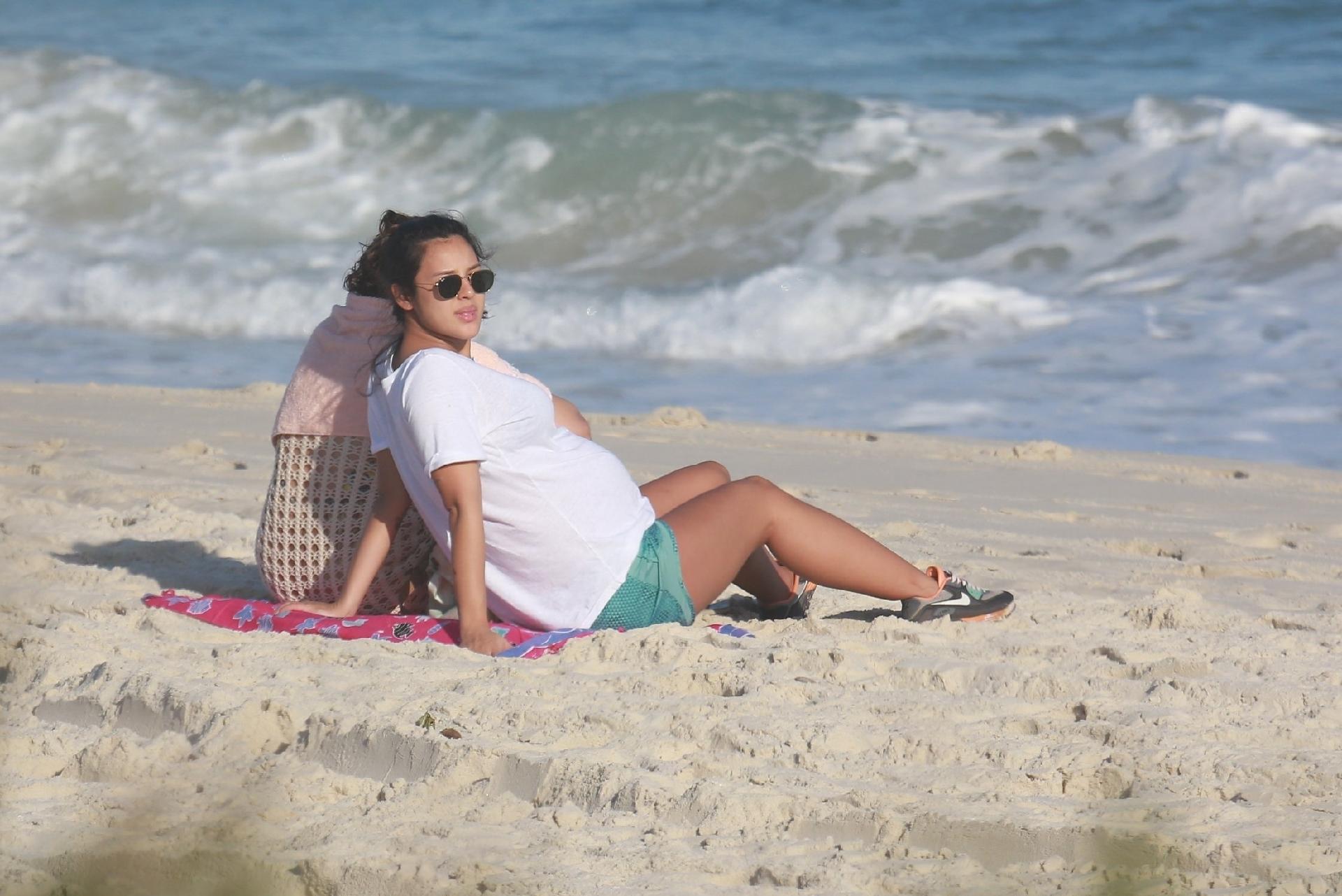 Yanna percebeu que estava sendo fotografada por paparazzi e fechou a cara. Depois, ela relaxou na praia - Dilson Silva/AgNews