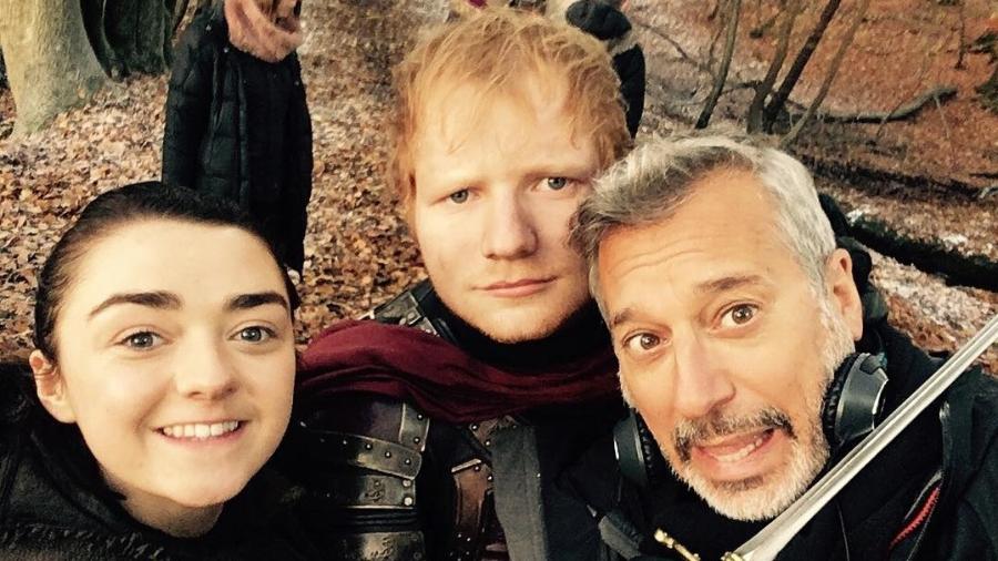 Ed Sheeran se diverte ao lado da atriz Maisie Williams nos bastidores de "Game of Thrones" - Reprodução/Instagram