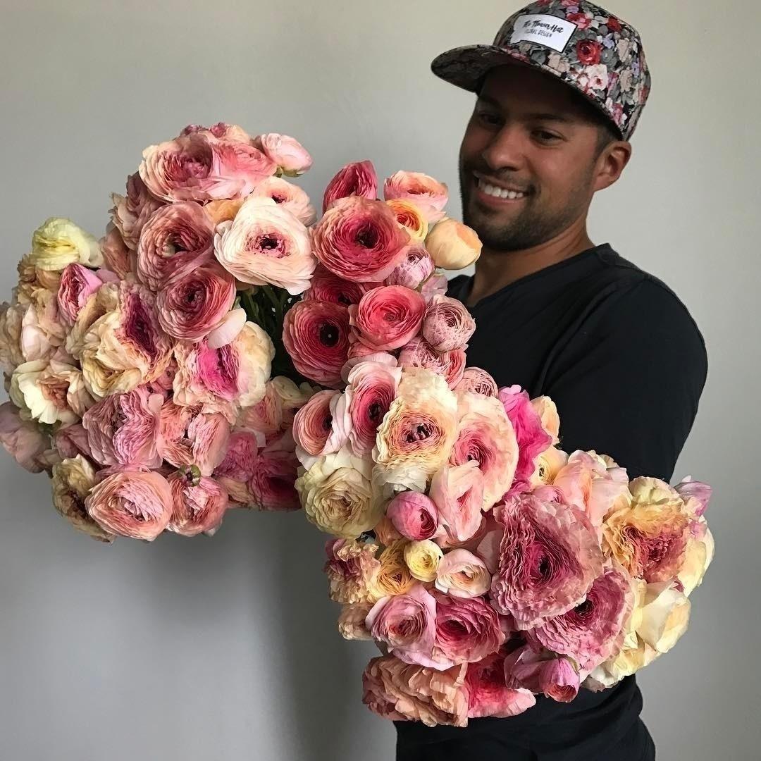 No início, esse brasileiro fazia arranjos de graça para as noivas americanas - Reprodução/InstagramTheFlowerHat