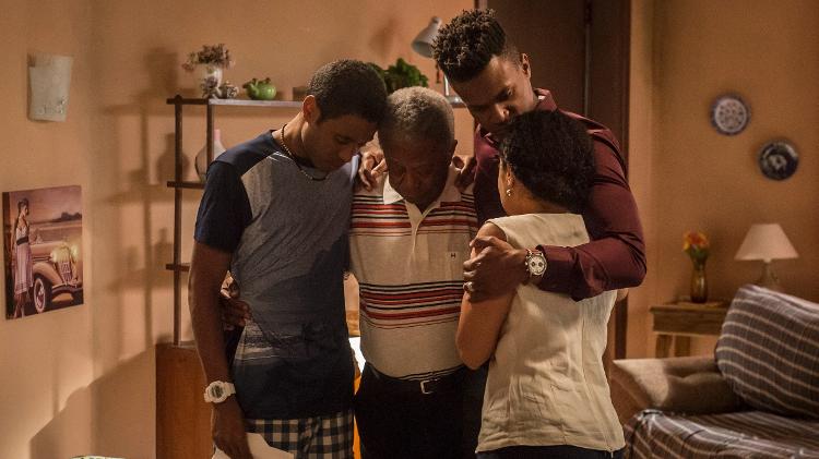 Madalena (Virgínia Rosa), Dom (David Júnior), Dílson (Ícaro Silva) e Cristóvão (Milton Gonçalves) descobrem resultado do exame de DNA em "Pega Pega" - João Cotta/TV Globo - João Cotta/TV Globo