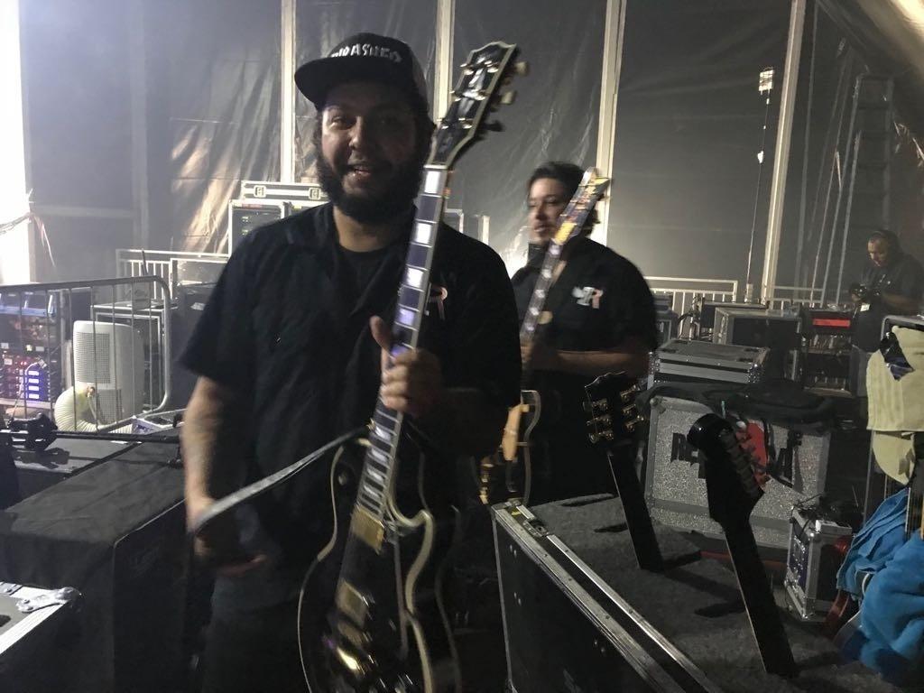 Douglas e Bruno, roadies da banda República, correm para guardar tudo após a apresentação no Rock in Rio - Felipe Branco Cruz/UOL