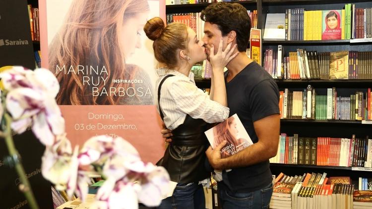 Marina Ruy Barbosa beija o marido, Xande Negrão, no lançamento do livro "Inspirações" - Manuela Scarpa/Brazil News - Manuela Scarpa/Brazil News