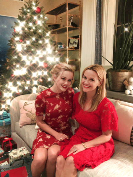 A atriz americana Reese Witherspoon (à direita) e a filha Ava - Reprodução/Twitter