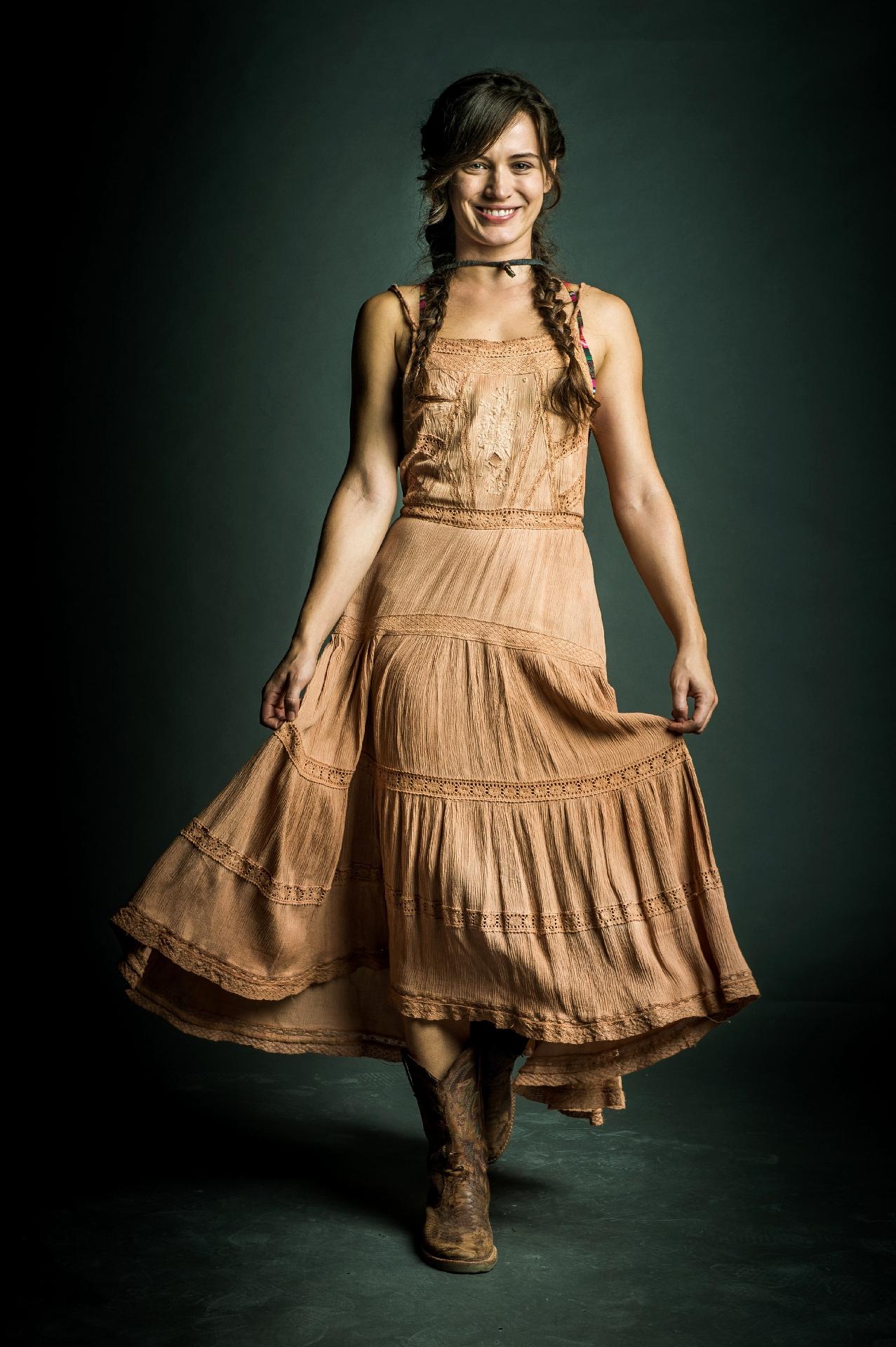 O chapéu caído nas costas, as botas e as tranças lembram a boneca do desenho - Divulgação/TV Globo