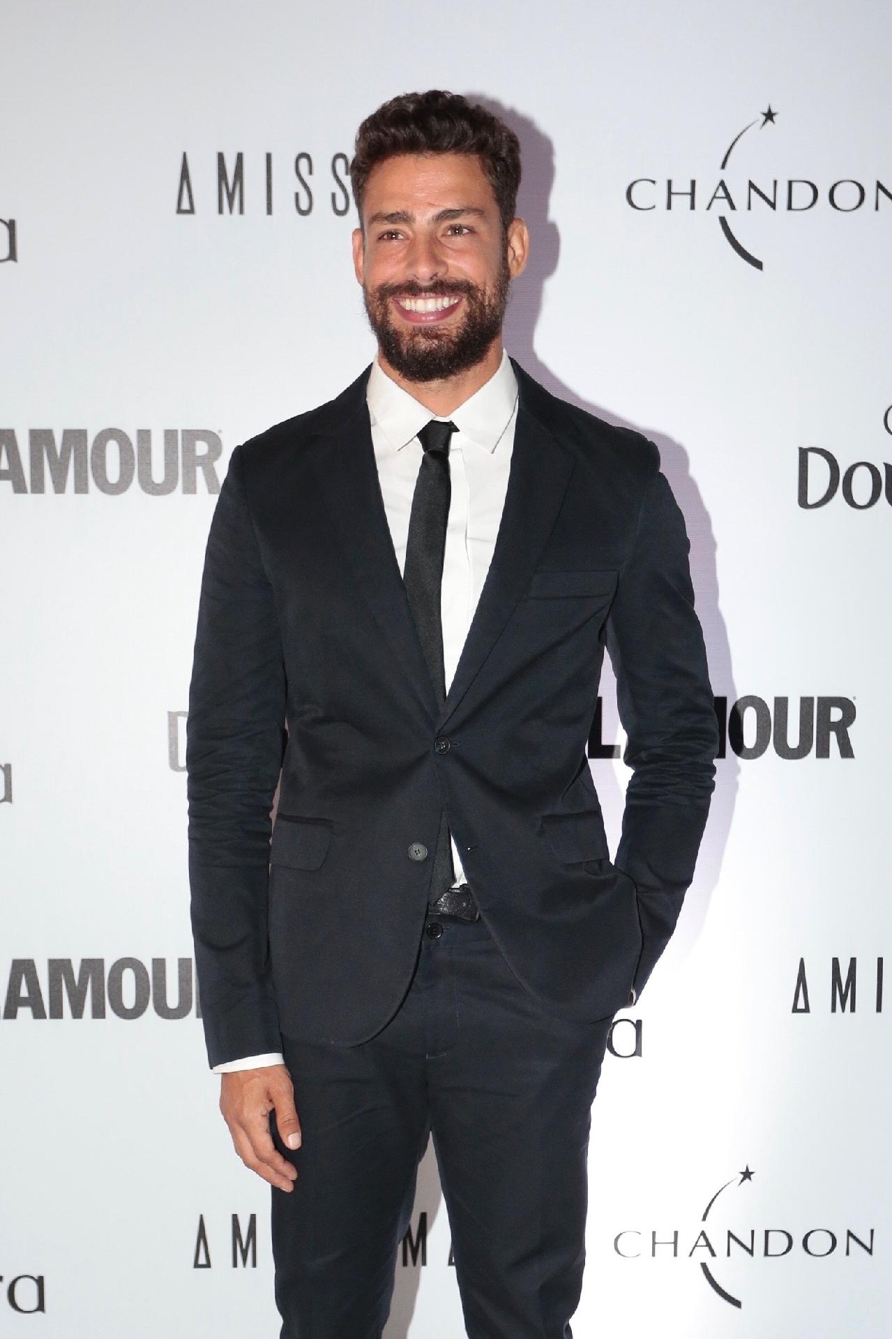 Cauã Reymond opta pelo terninho básico em sua participação no Prêmio Geração Glamour 2018 - Rafael Cusato/Brazil News