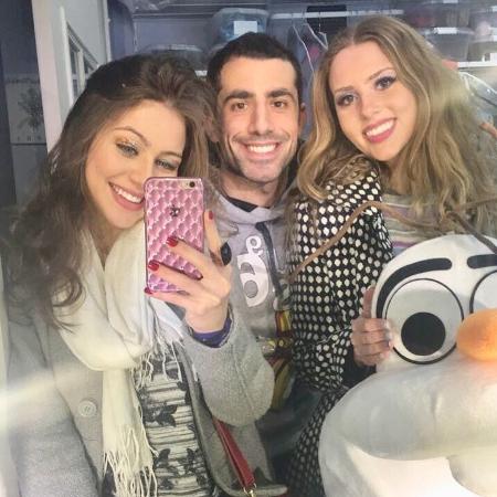 Kaysar com as amigas Adriana Froes e Stephanie Keller antes de se apresentaram em uma festa infantil - Arquivo Pessoal - Arquivo Pessoal