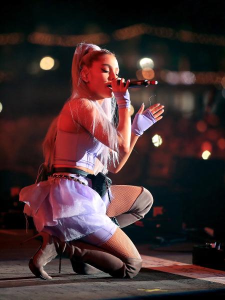 Ariana Grande no Coachella ajoelhada - Christopher Polk/Getty Images