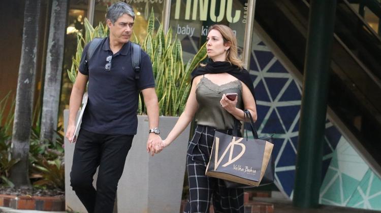 William Bonner faz compras com a namorada, Natasha Dantas, em shopping no Rio - AgNews - AgNews