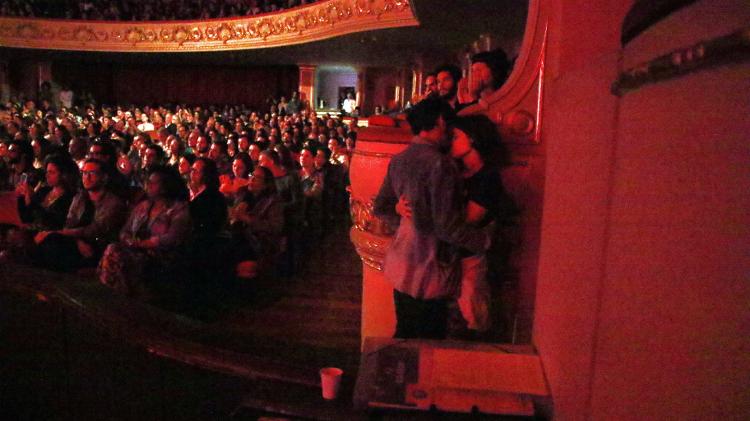 Caio Blat e Luza Arraes se beijam em show - Fred Pontes/Divulgação - Fred Pontes/Divulgação