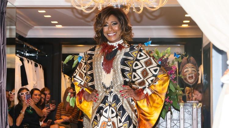 Gloria Maria posa com mais um look da coleção "Savannah - Verão 2019" do estilista Sandro Barros - Manuela Scarpa/Brazil News - Manuela Scarpa/Brazil News