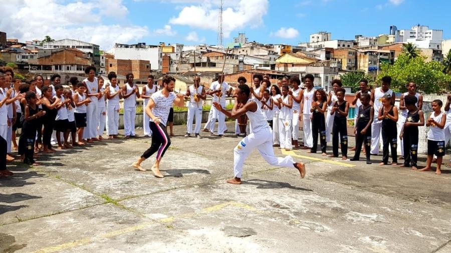 Alok dança capoeira com alunos do Projeto Axé, em Salvador - Divulgação