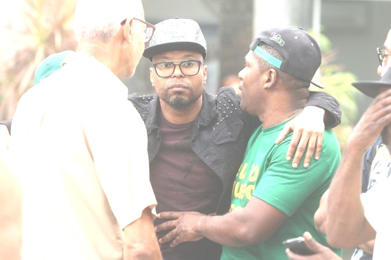 Buchecha é consolado no enterro de Mr. Catra - Daniel Pinheiro/AgNews