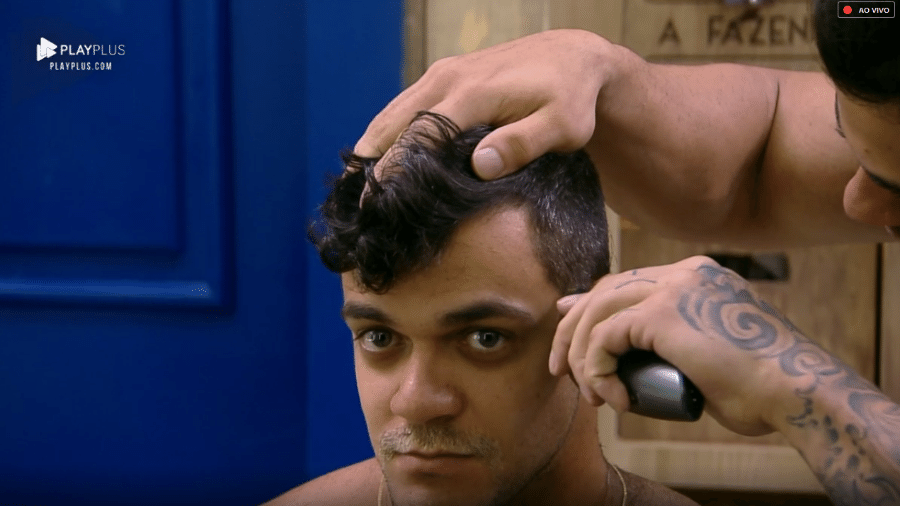 Léo Stronda corta cabelo de Caique Aguiar - Reprodução/Play Plus