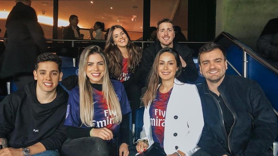 Os parças Leo Vendittoe Gustavo Almeida levaram amigos para assistirem o jogo do Paris Saint-Germain pela Liga dos Campões - Reprodução/Instagram/@danisachetti