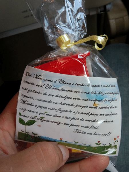 Os doces distribuídos pelos pais de Clara durante seu primeiro voo geraram debate nas redes - Reprodução/Twitter