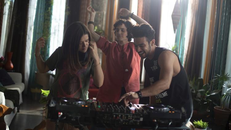 Cintia Dorella (Maisa Silva) aprende a ser DJ com Rafa (Sergio Malheiros), namorado de Helena (Elisa Pinheiro), em "Cinderela Pop" - Divulgação - Divulgação