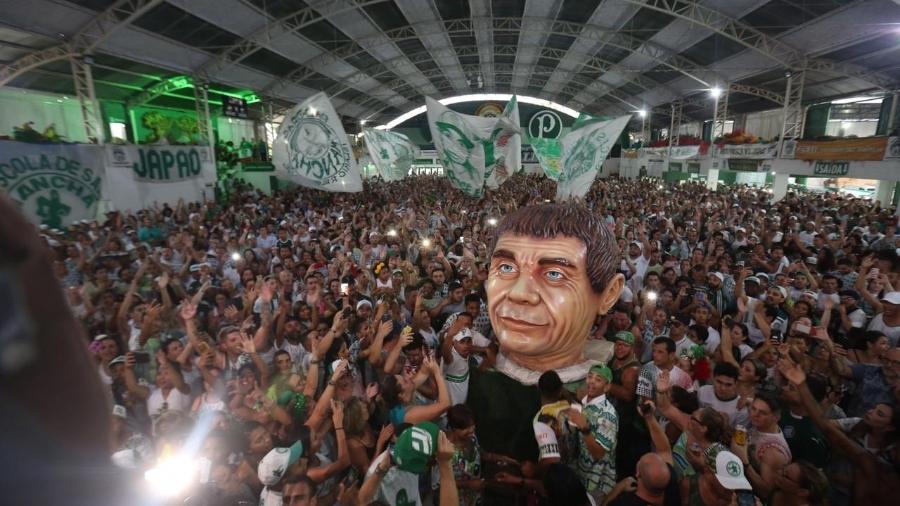 Integrantes da Mancha Verde comemoram primeiro título do Carnaval de SP - Ricardo Matsukawa/UOL