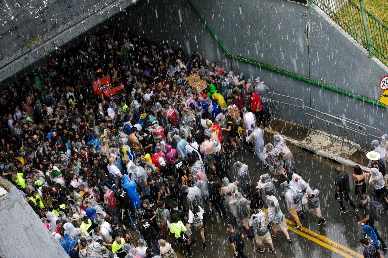 Público se abriga no túnel da reta da largada de Interlagos - Mariana Pekin/UOL