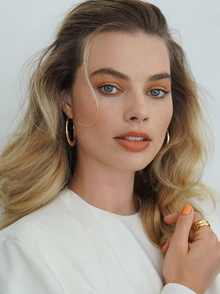 A atriz Margot Robbie combinou o esmalte com a maquiagem - Reprodução/Instagram