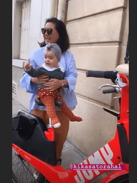 Kika Sato e a neta Zoe em Paris, clicadas pela filha Sabrina Sato - Reprodução/Instagram