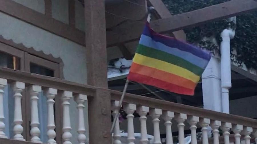 O projeto convida as pessoas a colocarem suas bandeiras do orgulho LGBT na janela - Arquivo pessoal