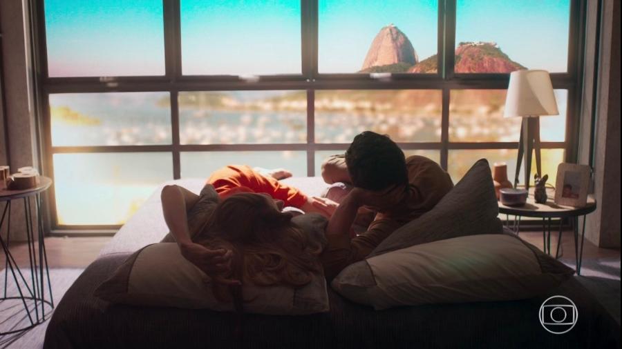 Marcos e Paloma apreciam a paisagem do novo apartamento do rapaz, em cena de "Bom Sucesso" - Reprodução/TV