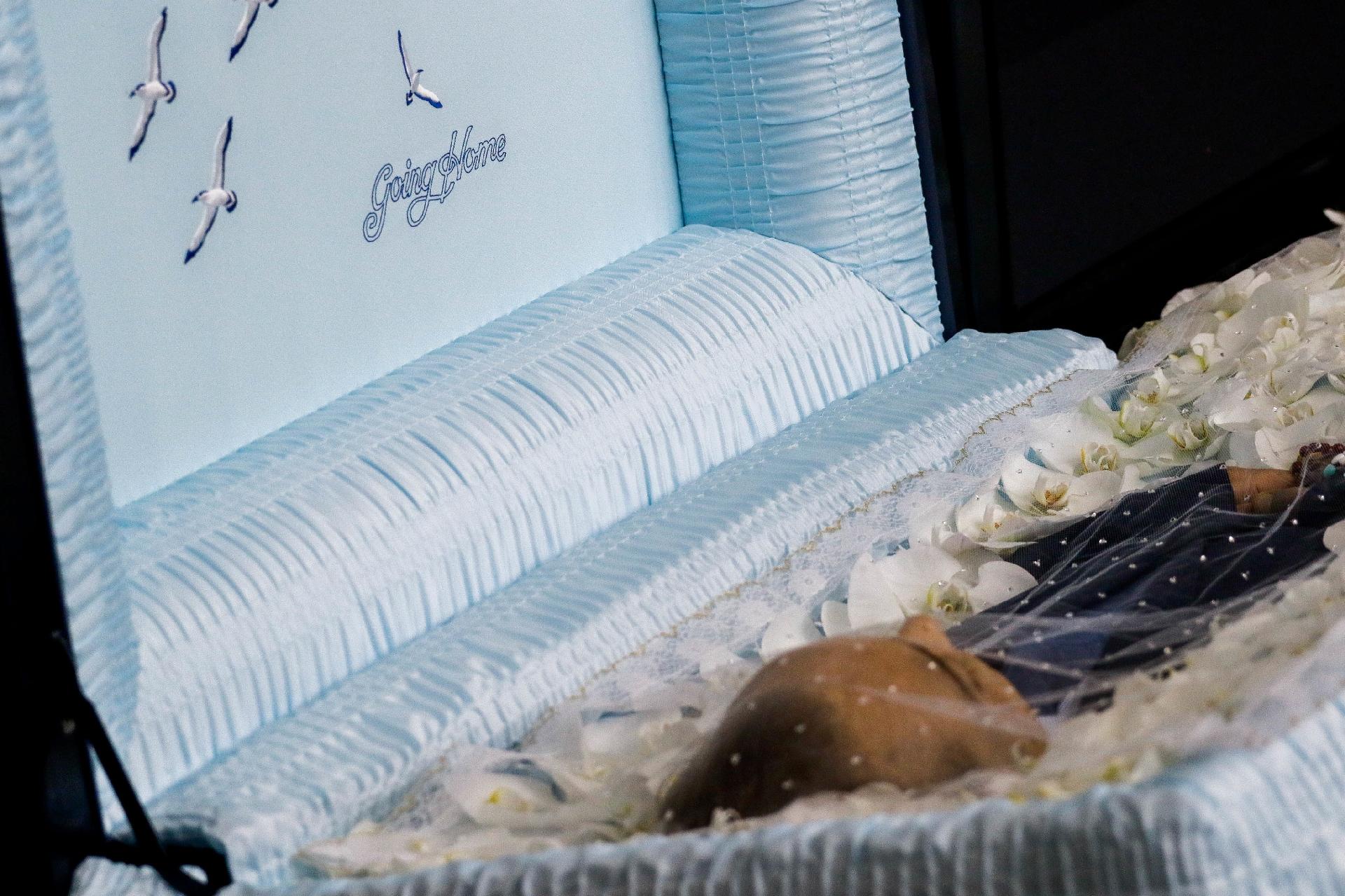 Detalhe do corpo de Gugu Liberato no velório na Alesp - FÁBIO VIEIRA/FOTORUA/ESTADÃO CONTEÚDO