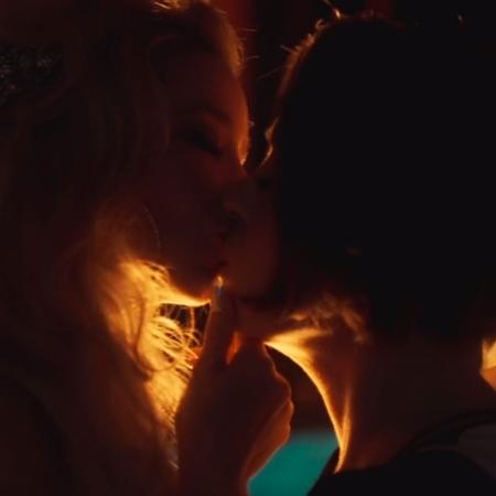 Norma (Danielle Winits) e Seu Rocha (Alessandra Maestrini) se beijam na série Eu, a Vó e a Boi - Reprodução/TV Globo - Reprodução/TV Globo