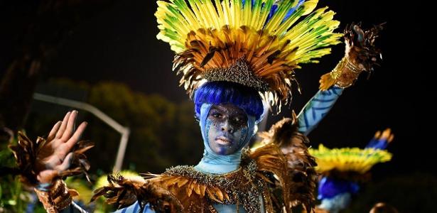 Segunda a desfilar | Vila Isabel aplaude povo em desfile tropicalista sobre Brasília