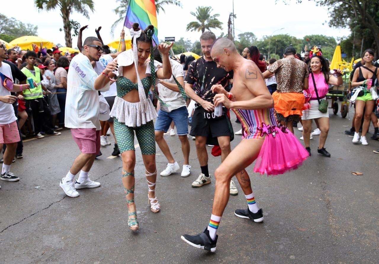 Silvero Pereira dança com Fernanda Paes Leme no Bloco da Preta, no Ibirapuera, zona sul de São Paulo - Gabriela Burdmann/UOL