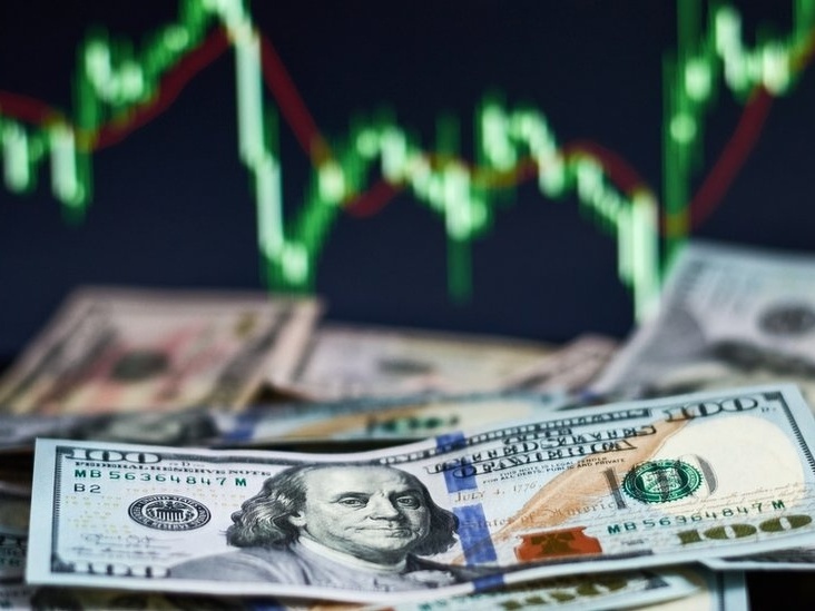 Dólar está caindo; quem investiu na moeda faz o que agora?