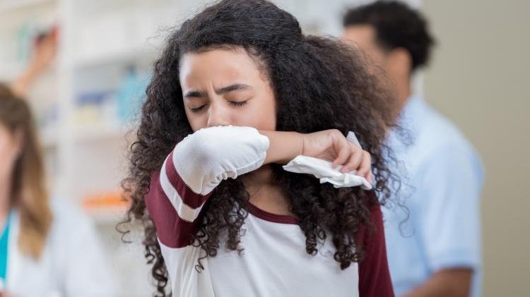 Criança segurando bombinha de asma - iStock - iStock