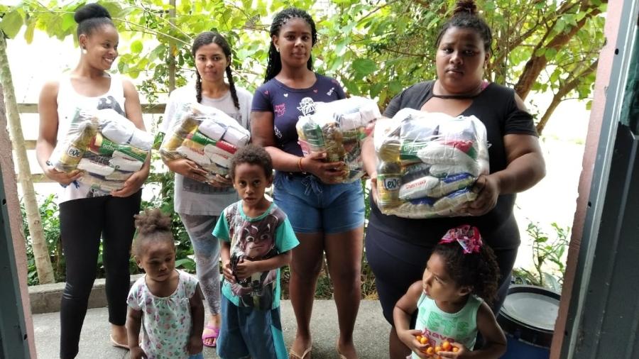 População periférica de pelo menos três bairros de Florianópolis recebe cesta básica de voluntárias - Arquivo Pessoal