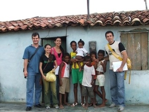 Gustavo Cabral durante visita a Comunidade de Tijuaçu, em Senhor do Bonfim, em 2008 (na ponta direita, de mochila amarela) - Arquivo pessoal