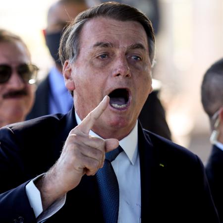 O presidente Jair Bolsonaro fala com apoiadores e jornalistas do lado de fora do Palácio do Planalto - Estadão Conteúdo
