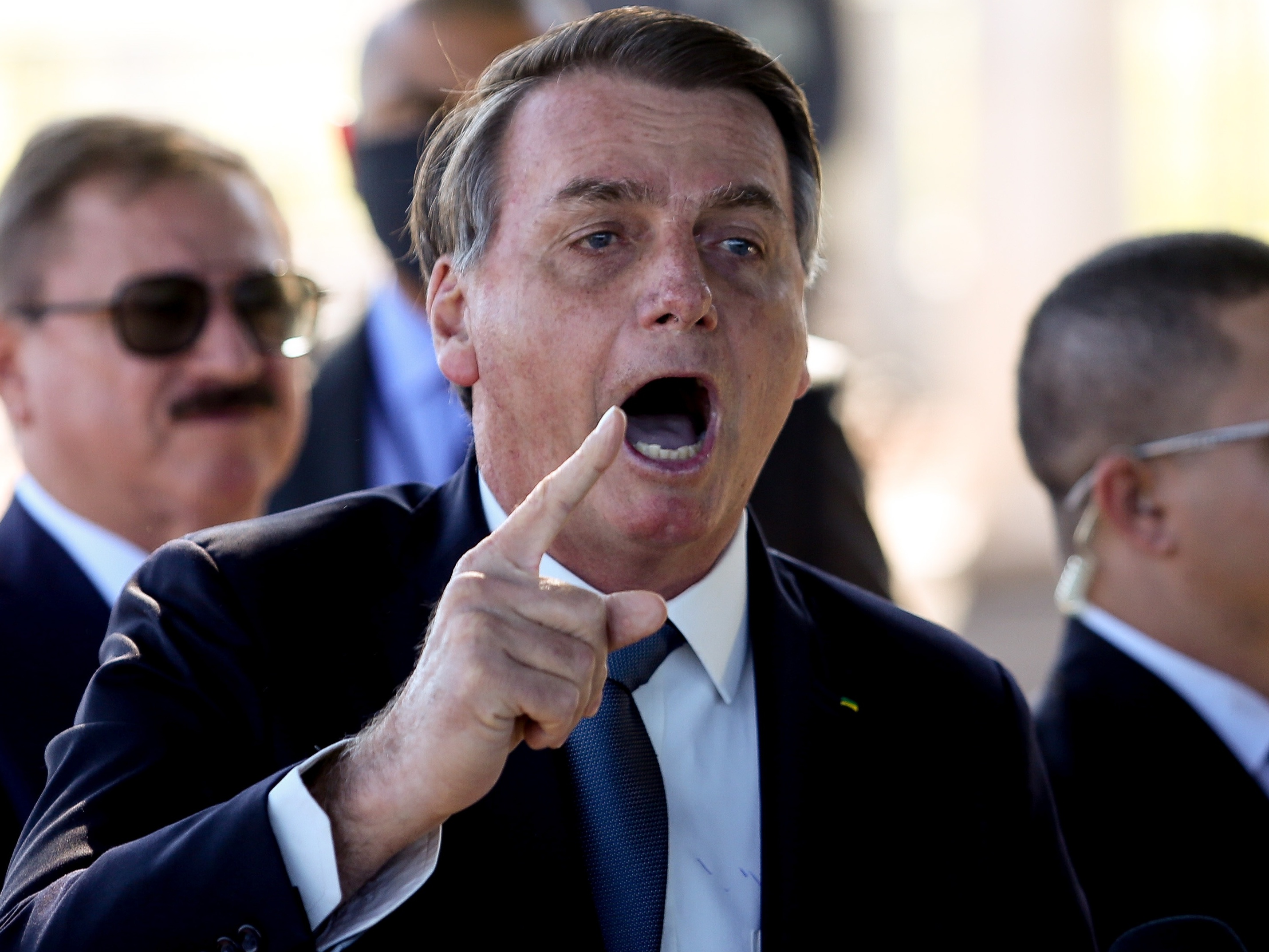 Pior: SBT Brasil exibe ofensa de Bolsonaro a repórter do canal, mas não o critica