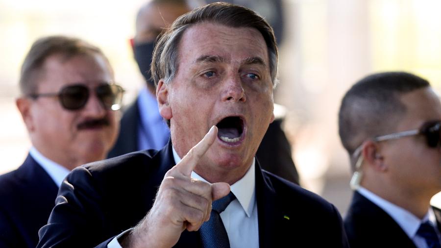 O presidente Jair Bolsonaro fala com apoiadores e jornalistas do lado de fora do Palácio do Planalto - Estadão Conteúdo