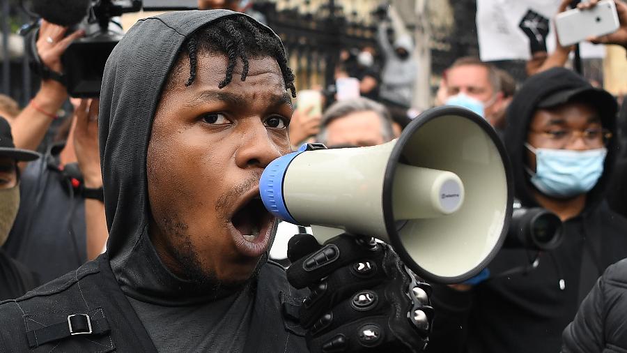 3.jun.2020 - O ator John Boyega faz discurso para manifestantes em protesto contra o racismo em Londres - Daniel Leal-Olivas/AFP