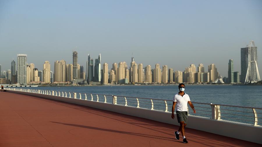 Homem caminha por Dubai com máscara de proteção - Getty Images