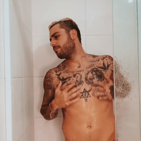 Gui Araújo toma banho e canta nova música de Anitta - Reprodução / Instagram