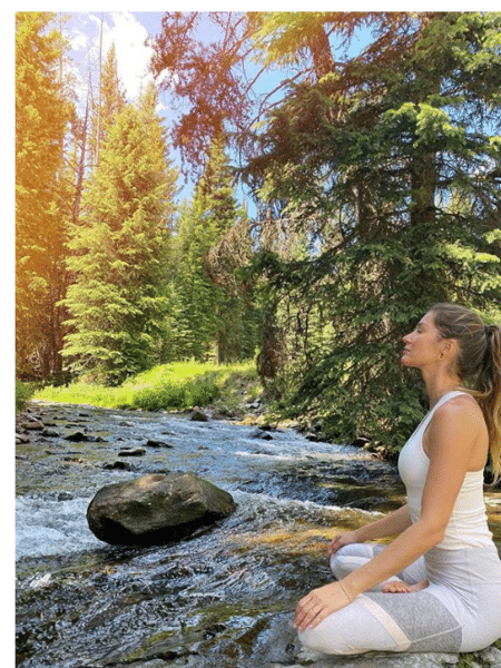 Gisele Bündchen medita às margens de um riacho - Reprodução/Instagram/@gisele