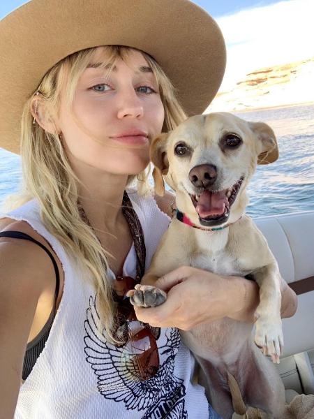 Miley Cyrus ao lado de um dos seus pets - Reprodução/Instagram @mileycyrus