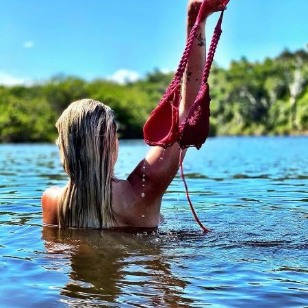 Marcela Mc Gowan aproveita rio na Bahia para se refrescar e faz topless - Reprodução/Instagram @marcelamcgowan
