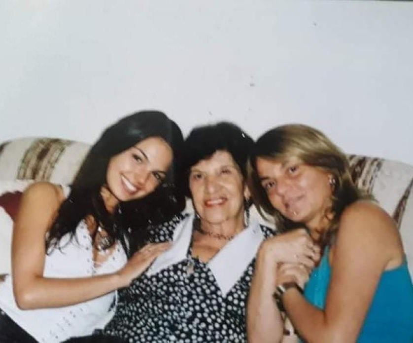 Isis Valverde ao lado de sua avó materna e de sua mãe, Rosalba Nable