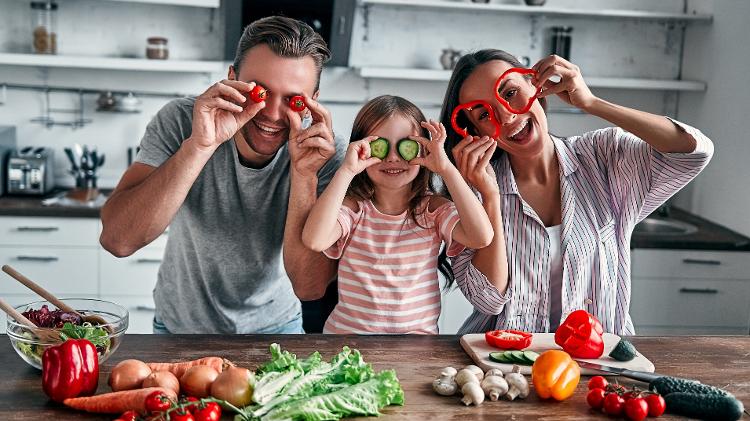 Família cozinhando - iStock - iStock