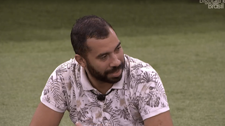 BBB 21: Gil conversa com João no jardim - Reprodução/Globoplay - Reprodução/Globoplay